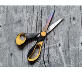 Spezialschere für kinesiologische Tapes – Titanium-beschichtet für scharfe, präzise Tapeschnitte. Unverzichtbar fürs Tiertaping. Bei imFUTTERSACK bestellen.
